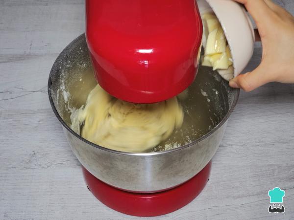 Recette du Pain des morts farci au Nutella et aux fraises - Étape 2