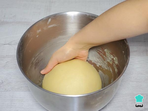 Recette du Pan de Muerto farci aux fraises et à la crème - Étape 3