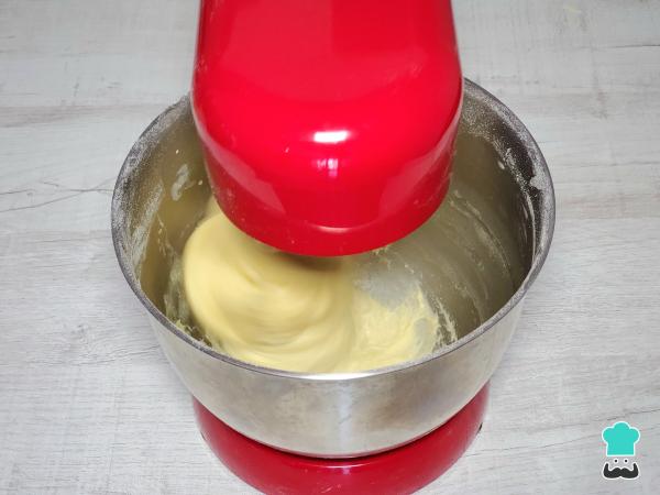 Recette du Pan de Muerto farci aux fraises et à la crème - Étape 2