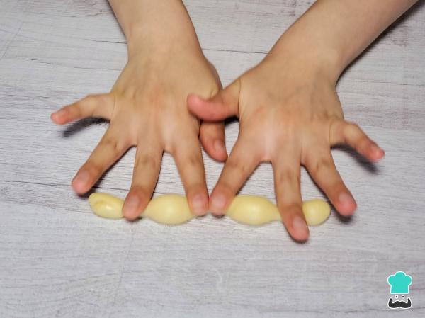 Recette du Pan de Muerto farci aux fraises et à la crème - Étape 4