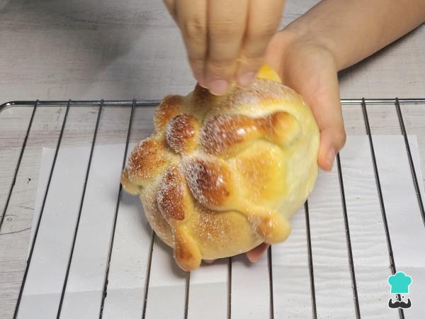Recette du Pan de Muerto farci aux fraises et à la crème - Étape 8