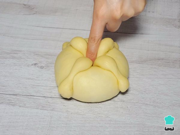 Recette du Pan de Muerto farci aux fraises et à la crème - Étape 5