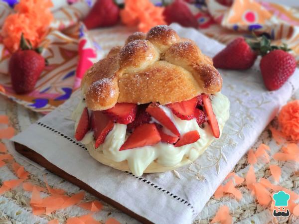 Recette du Pan de Muerto farci aux fraises et à la crème - Étape 11