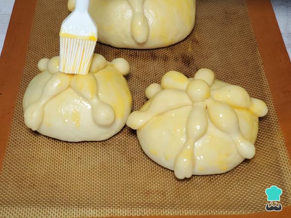 Recette du Pan de Muerto farci aux fraises et à la crème - Étape 7