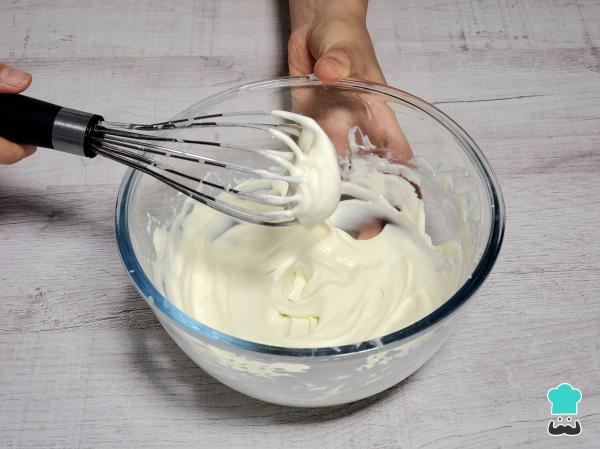 Recette du Pan de Muerto farci aux fraises et à la crème - Étape 9