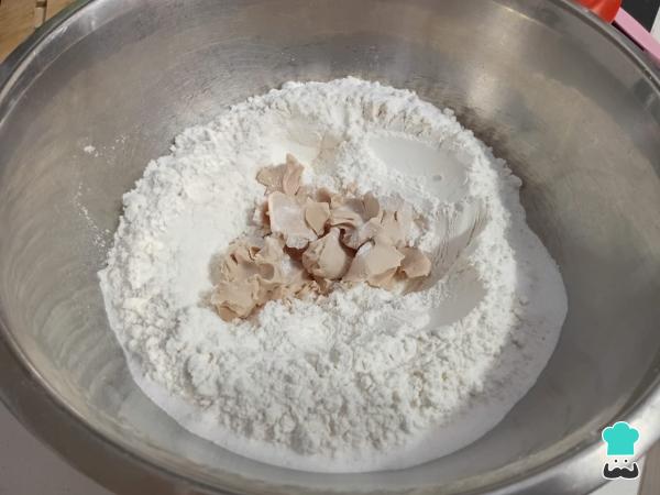 Recette du Pain pétri à la levure fraîche - Étape 1