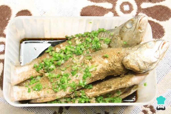 Recette de Poisson frit avec patacones et sauce - Étape 2