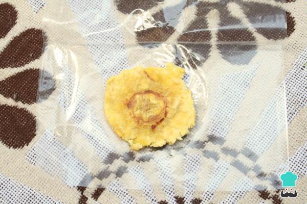 Recette de Poisson frit avec patacones et sauce - Étape 12