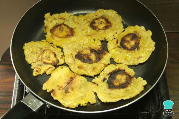 Recette de Poisson frit avec patacones et sauce - Étape 13