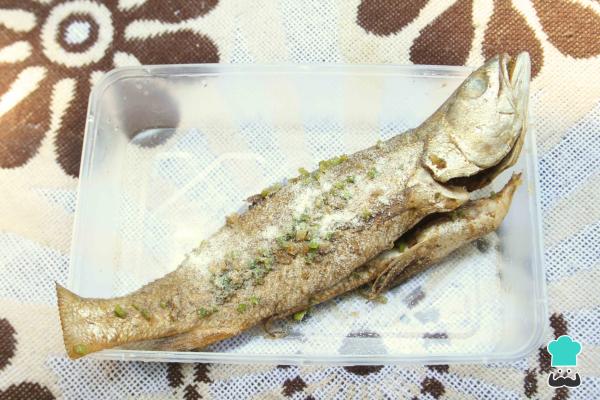 Recette de Poisson frit avec patacones et sauce - Étape 14