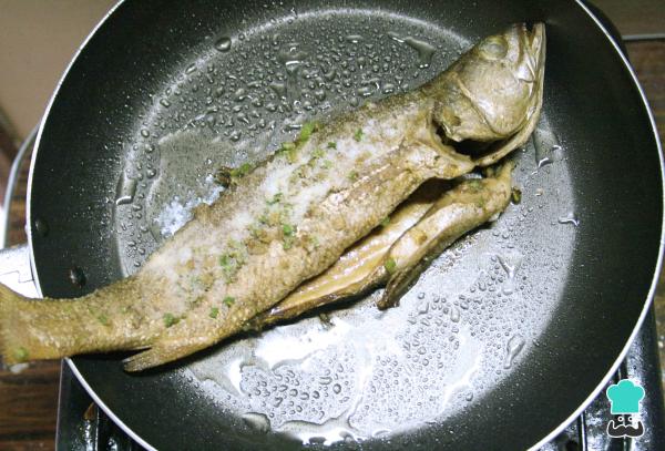 Recette de Poisson frit avec patacones et sauce - Étape 15