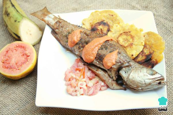 Recette de Poisson frit avec patacones et sauce - Étape 16