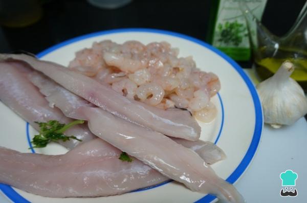 Recette de Merlu aux crevettes à l'ail - Étape 1