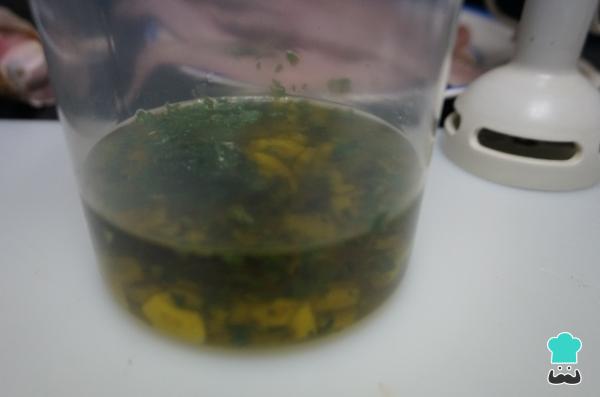 Recette de Merlu aux crevettes à l'ail - Étape 2