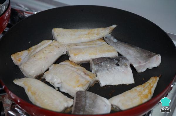 Recette de Merlu aux crevettes à l'ail - Étape 5