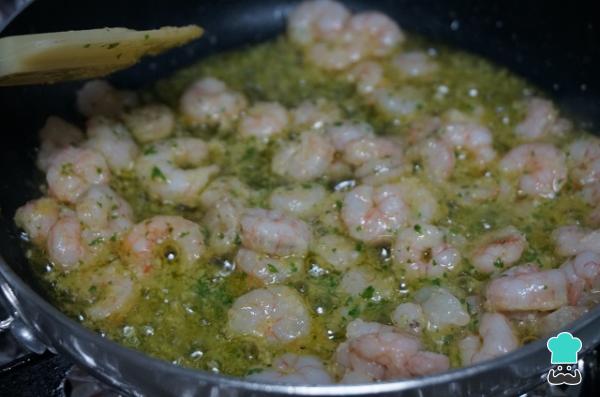 Recette de Merlu aux crevettes à l'ail - Étape 7