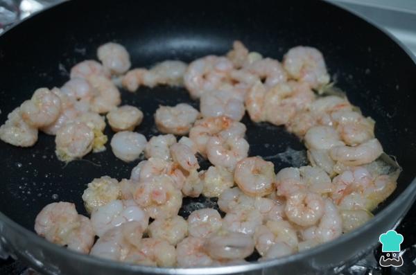 Recette de Merlu aux crevettes à l'ail - Étape 6