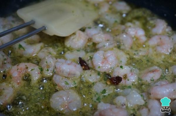 Recette de Merlu aux crevettes à l'ail - Étape 8