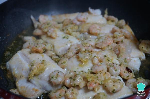 Recette de Merlu aux crevettes à l'ail - Étape 9