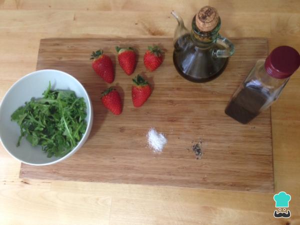 Recette de Salade de Roquette aux Fraises - Étape 1