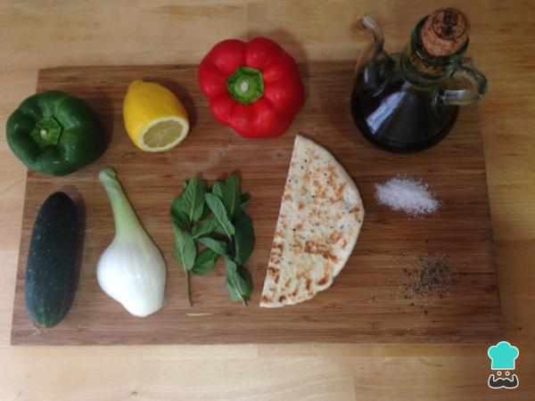 Recette de salade libanaise Fattoush - Étape 1