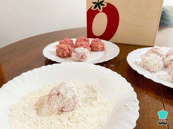 Recette de Boulettes de viande aux champignons et sauce tomate frite - Étape 5