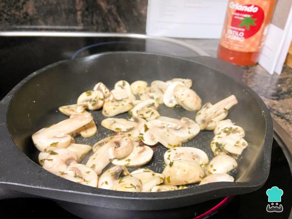 Recette de Boulettes de viande aux champignons et sauce tomate frite - Étape 7