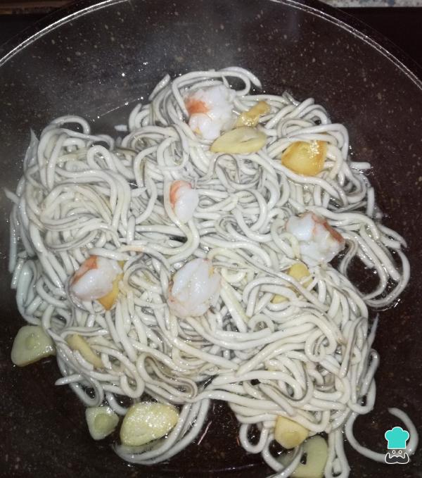 Recette d'anguilles à l'ail, crevettes et saumon - Étape 3