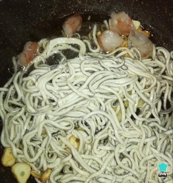 Recette d'anguilles à l'ail, crevettes et saumon - Étape 2