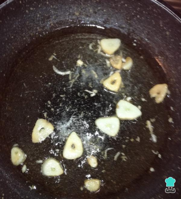 Recette d'anguilles à l'ail, crevettes et saumon - Étape 1