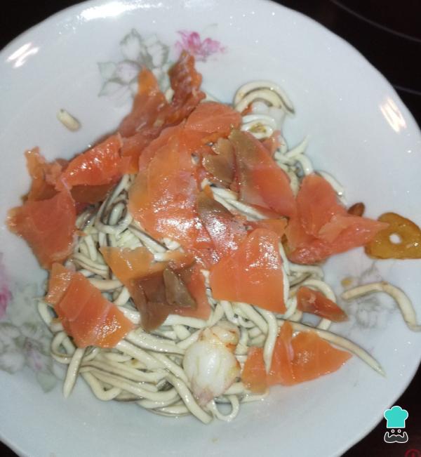 Recette d'anguilles à l'ail, crevettes et saumon - Étape 4