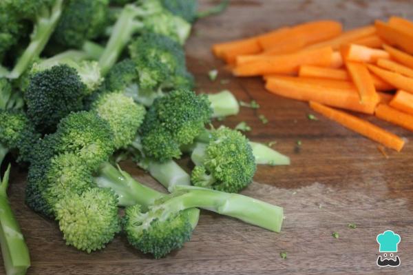 Recette de Salade de brocolis, carottes et pommes - Étape 1