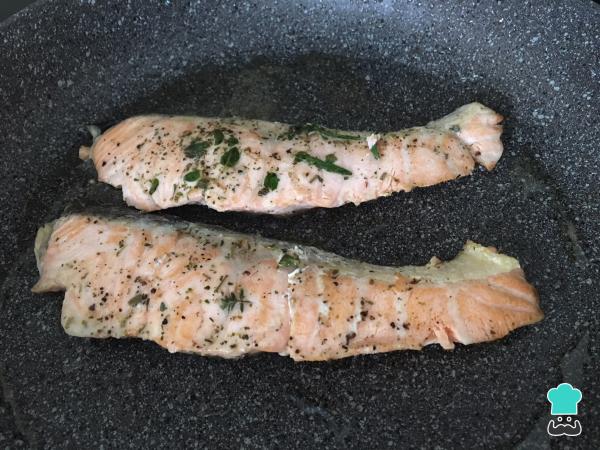 Recette de Saumon Grillé aux Fines Herbes - Étape 5