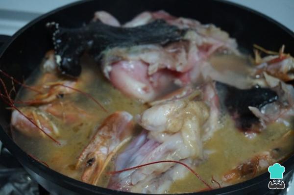 Recette de Lotte en sauce aux crevettes étape par étape - Étape 1