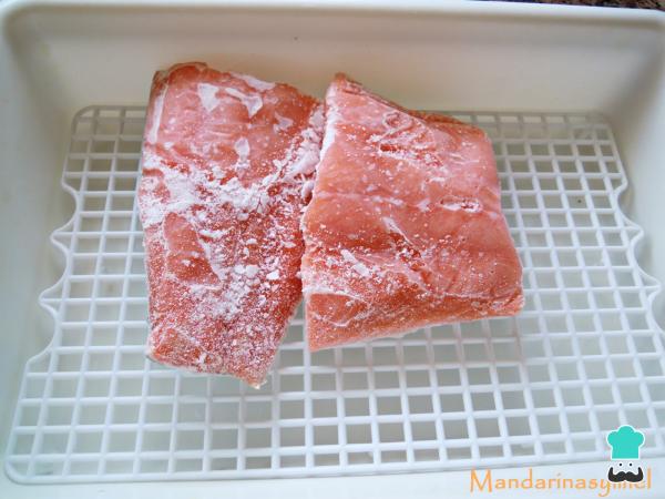 Recette du Saumon mariné au sel et au sucre étape par étape - Étape 1