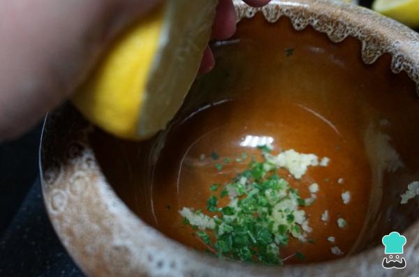 Recette de Dorada au four avec pommes de terre et ail - Étape 2