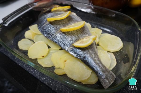 Recette de Dorada au four avec pommes de terre et ail - Étape 3