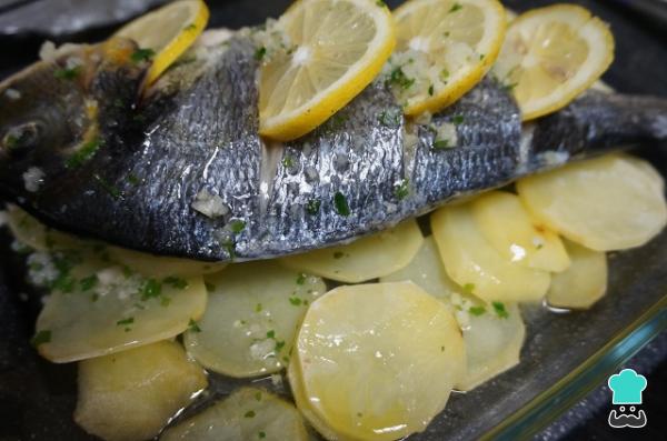 Recette de Dorada au four avec pommes de terre et ail - Étape 4