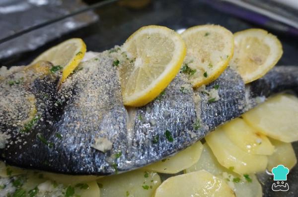 Recette de Dorada au four avec pommes de terre et ail - Étape 5