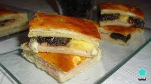 Recette d'empanadas aux prunes et au jambon avec du fromage