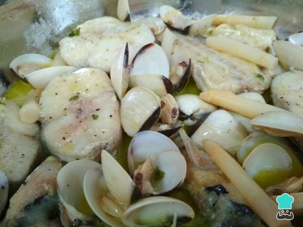 Recette de Merlu à la sauce verte aux palourdes et asperges
