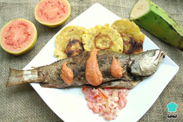 Recette de poisson frit avec patacones et sauce