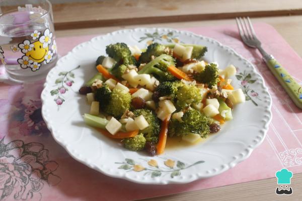 Recette de salade de brocolis et carottes aux pommes