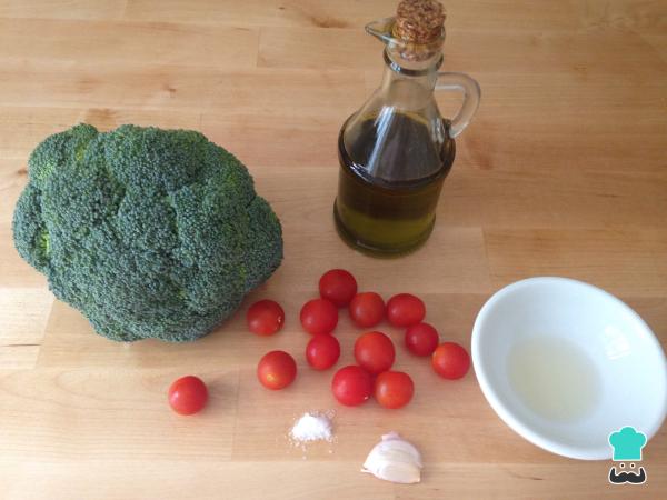 Recette de salade de brocoli et tomates - Étape 1