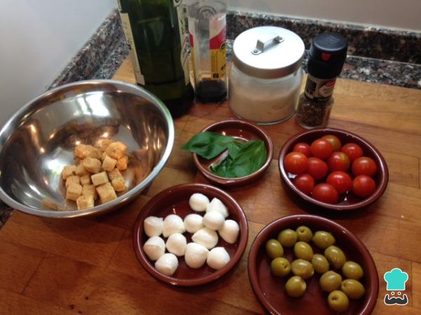 Recette de salade Panzanella – Étape 1