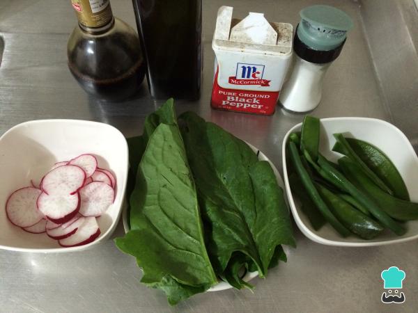 Recette de salade d'épinards et radis - Étape 1