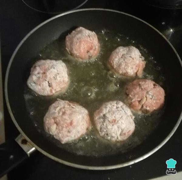 Recette de ragoût de boulettes de viande - Étape 2