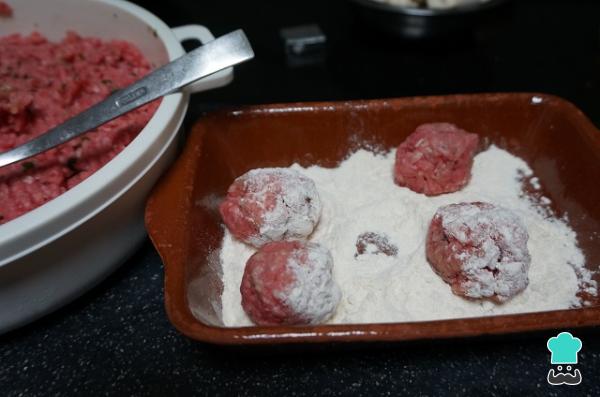 Recette de Boulettes de viande aux champignons facile et savoureuse - Étape 2