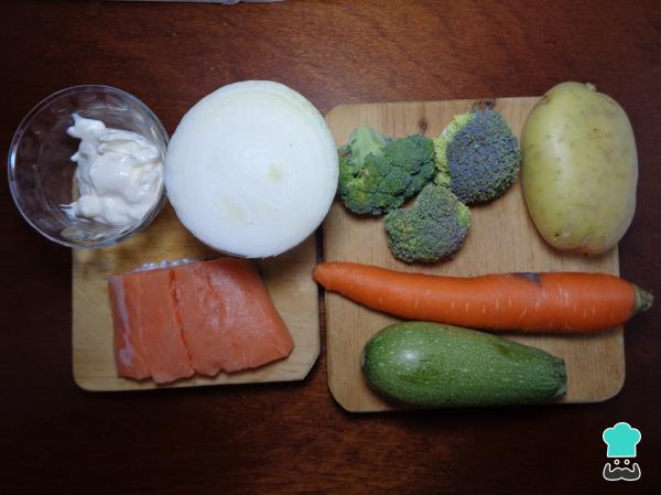 Recette de Saumon cuit à la vapeur avec légumes et crème - Étape 1