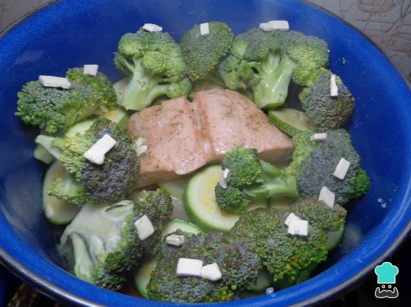 Recette de Saumon cuit à la vapeur avec légumes et crème - Étape 6